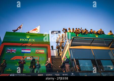 Melbourne, Australien. 02. April 2023. Das Podium (L bis R): Lewis Hamilton (GBR) Mercedes AMG F1, Zweiter; Max Verstappen (NLD) Red Bull Racing, Rennsieger; Fernando Alonso (ESP) Aston Martin F1 Team, Dritter; Jackie Stewart (GBR). 02.04.2023. Formel-1-Weltmeisterschaft, Rd 3, Australian Grand Prix, Albert Park, Melbourne, Australien, Wettkampftag. Das Foto sollte wie folgt lauten: XPB/Press Association Images. Kredit: XPB Images Ltd/Alamy Live News Stockfoto