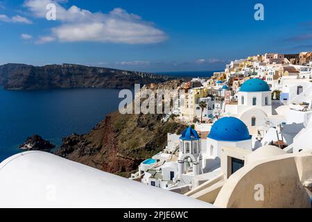 Die 3 blauen Kuppeln aus Oia Stockfoto