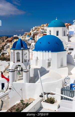 Die 3 blauen Kuppeln aus Oia Stockfoto