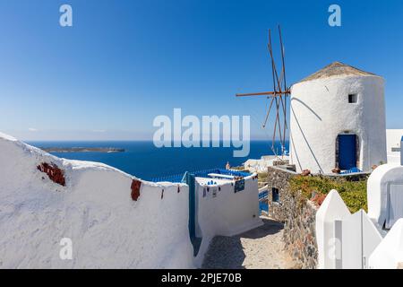 Atemberaubende Insel mit kristallklarem Wasser, malerischen Dörfern und faszinierender Geschichte. IOA: Berühmt für seine Kirchen mit blauen Kuppeln und atemberaubenden Blick Stockfoto