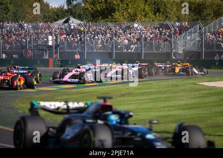 Melbourne, Australien, 2. April 2023. Am 02. April 2023 beim australischen Formel-1-Grand-Prix-Rennen auf der Melbourne Grand-Prix-Rennstrecke in Albert Park, Australien, standen die Autos an der ersten Ecke. Kredit: Dave Hewison/Speed Media/Alamy Live News Stockfoto