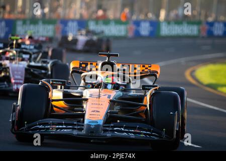 Melbourne, Australien, 2. April 2023. Oscar Piastri (81) auf dem Weg zum McLaren F1 Team während des australischen Formel-1-Grand-Prix-Rennens am 02. April 2023 auf der Melbourne Grand-Prix-Rennstrecke in Albert Park, Australien. Kredit: Dave Hewison/Speed Media/Alamy Live News Stockfoto