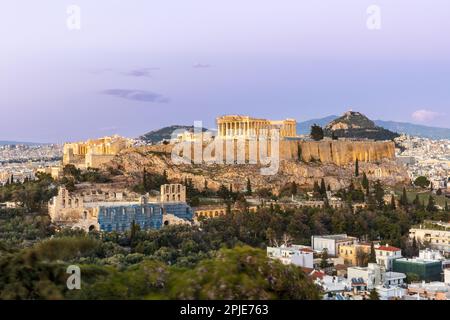 Erkunden Sie die antike Schönheit von Athen mit atemberaubendem Blick auf die Akropolis. Das berühmte Wahrzeichen bietet antike Ruinen und eine faszinierende Geschichte Stockfoto