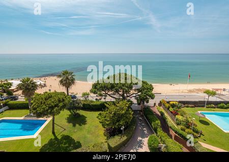Top Blick auf zwei Swimmingpools mit Blick auf die Küste und das Meer an einem sonnigen warmen Sommertag, während Sie sich in einem tropischen Land entspannen. Luxusurlaub Stockfoto