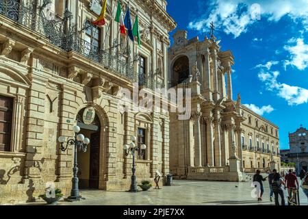 Palazzo del Vermexio und die Kathedrale von Syrakus im barocken Stil auf der Piazza Duomo auf der Insel Ortigia. Syrakus, Sizilien, Italien, Europa Stockfoto