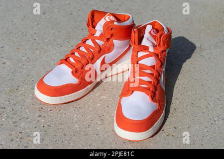 BLOTZHEIM, FRANKREICH - 04. MÄRZ 2023 : Nike Jordan 1 Retro AJKO Rush Orange, White-Sail Sneaker Stockfoto