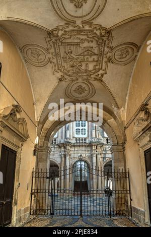 Zentrale Treppe zum Innenhof des historischen Palazzo Beneventano del Bosco auf der Piazza Duomo in Syrakus. Syrakus, Sizilien Stockfoto