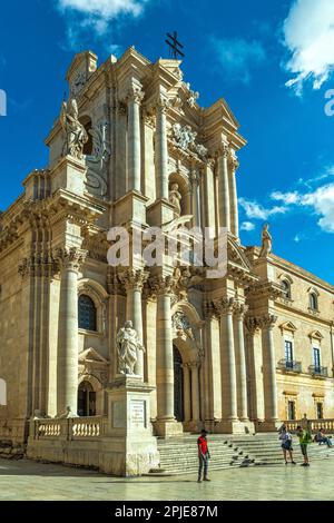 Fassade der Geburtskirche der Heiligen Maria, barocke Syrakusenkathedrale auf der Piazza Duomo auf der Insel Ortygia. Syrakus, Sizilien, Italien Stockfoto