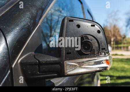 Beschädigter Flügelspiegel eines Pkw auf dem Parkplatz, selektiver Fokus Stockfoto