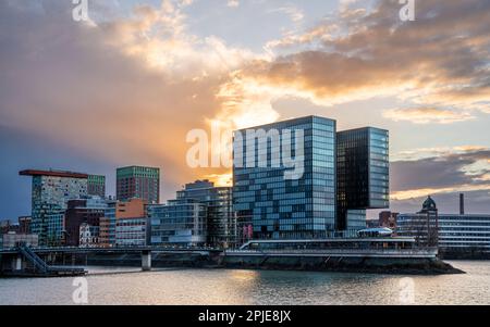 DÜSSELDORF, DEUTSCHLAND - 25. MÄRZ 2023: Panoramabild moderner Gebäude im Medienhafen Düsseldorf am 25. März 2023 in Deutschland, Europa Stockfoto