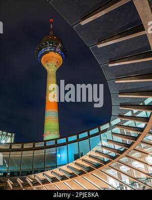 DÜSSELDORF, DEUTSCHLAND - 25. MÄRZ 2023: Beleuchteter Rheinturm und landesparlament Nordrhein-Westfalen am 25. März 2023 in Düsseldorf, Deutschland, Stockfoto