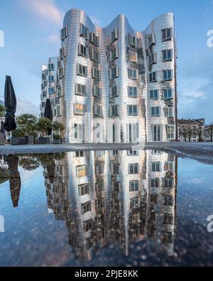 DÜSSELDORF, DEUTSCHLAND - 25. MÄRZ 2023: Panoramabild moderner Gebäude im Medienhafen Düsseldorf am 25. März 2023 in Deutschland, Europa Stockfoto