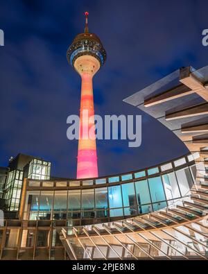 DÜSSELDORF, DEUTSCHLAND - 25. MÄRZ 2023: Beleuchteter Rheinturm und landesparlament Nordrhein-Westfalen am 25. März 2023 in Düsseldorf, Deutschland, Stockfoto