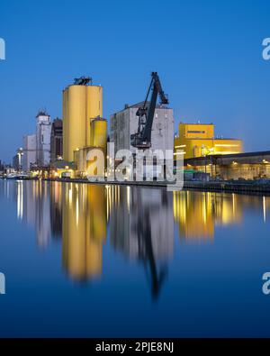 HAMM, DEUTSCHLAND - 28. FEBRUAR 2023: Hafen Hamm zur blauen Stunde mit Wasserreflexion am 28. Februar 2023 in Deutschland Stockfoto