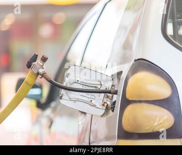 Karachi pakistan 2021, CNG-Gasdüse, die Gas in einem Auto abfüllt, Kraftstoffpreise, Tankstellen in pakistan, geringe Tiefenschärfe Stockfoto