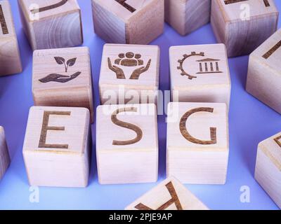 ESG-Symbole auf Holzwürfeln als Konzept der Unternehmensführung Stockfoto