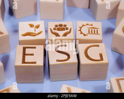 ESG-Symbole auf Holzwürfeln als Konzept von Unternehmensmanagementprinzipien Stockfoto