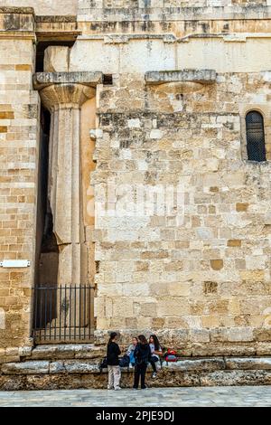 Überreste des Tempels, der Athena gewidmet ist und nun in die Geburtskirche von Maria, die Kathedrale von Syrakus, integriert ist. Syrakus, Sizilien, Italien Stockfoto