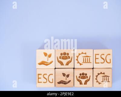 ESG-Symbole auf Holzwürfeln als Konzept betrieblicher Managementprinzipien Stockfoto