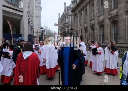 Trafalgar Square, London, Großbritannien. 2. April 2023 Palmsonntagsumzug über den Trafalgar Square zur Kirche St. Martin auf dem Feld. Kredit: Matthew Chattle/Alamy Live News Stockfoto