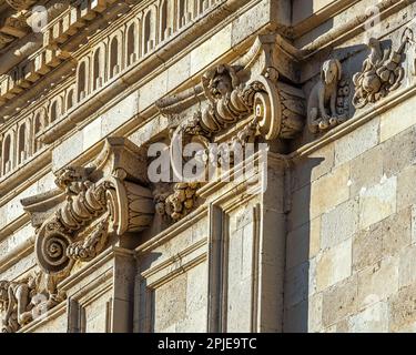 Dekorative Details im barocken Stil des Palazzo del Vermexio auf der Piazza Duomo auf der Insel Ortigia. Syrakus, Sizilien, Italien Stockfoto