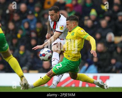 Norwich, Großbritannien. 1. April 2023. Billy Sharp aus Sheffield Utd schießt trotz Max Aarons aus Norwich City während des Sky Bet Championship-Spiels in Carrow Road, Norwich. Der Bildausdruck sollte lauten: Simon Bellis/Sportimage Credit: Sportimage/Alamy Live News Stockfoto