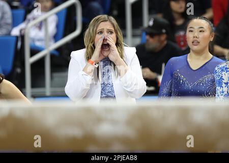 1. April 2023: Coach Janelle McDonald (UCLA) feiert eine Beam-Routine beim NCAA Women's Gymnastics Regional Final in Los Angeles, Kalifornien. Auf dem Bild neben ihr ist Emily Lee. Melissa J. Perenson/CSM Stockfoto