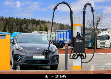 Kia E-Niro Akku zum Aufladen des Elektroautos. E-Niro ist als Hybrid, Plug-in-Hybrid oder als vollelektrisches Fahrzeug erhältlich. Salo, Finnland. 11. März 2023. Stockfoto