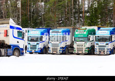 Wunderschön gestaltete Scania Trucks L. Retva Oy parkte im Depot an einem Sonntagmorgen im Winter. Salo, Finnland. 12. März 2023. Stockfoto