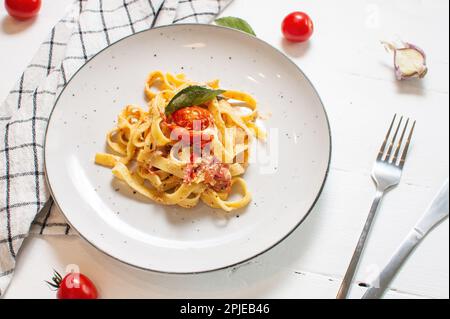 Fetapasta. Trending viralen Feta backen Pasta Rezept aus Kirschtomaten, Feta-Käse, Knoblauch und Kräutern. Stockfoto