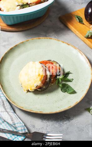 Parmigiana di Melanzane: Frittierte Auberginen in Scheiben, die mit Mozzarella, Parmezan-Käse und Tomatensauce gebacken werden Stockfoto