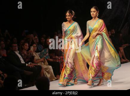 Colombo, Sri Lanka. 01. April 2023. Models präsentieren am 01. April 2023 auf der Colombo Fashion Week in Colombo, Sri Lanka, Kreationen des Modedesigners Darshi Keerthisena. (Foto: Pradeep Dambarage/NurPhoto) Guthaben: NurPhoto SRL/Alamy Live News Stockfoto