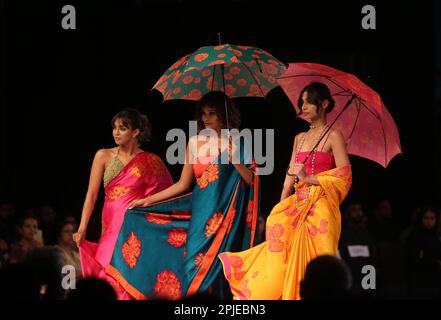 Colombo, Sri Lanka. 01. April 2023. Models präsentieren am 01. April 2023 auf der Colombo Fashion Week in Colombo, Sri Lanka, Kreationen des Modedesigners Darshi Keerthisena. (Foto: Pradeep Dambarage/NurPhoto) Guthaben: NurPhoto SRL/Alamy Live News Stockfoto