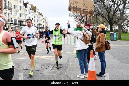 Brighton UK 2. April 2023 - Tausende Läufer nehmen heute am Brighton Marathon durch die Straßen und entlang der Küste der Stadt Teil : Credit Simon Dack / Alamy Live News Stockfoto