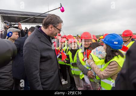 Belgrad, Serbien. 02. April 2023. (230402) -- BELGRAD, 2. April 2023 (Xinhua) -- Serbischer Präsident Aleksandar Vucic (Front) nimmt am 1. April 2023 an der Eröffnungszeremonie eines Autobahnabschnitts in Belgrad (Serbien) Teil. Ein Autobahnabschnitt, der Neubelgrad mit Surcin von Serbien verbindet, wurde am Samstag für den Verkehr geöffnet. Der Abschnitt, der Teil der Autobahn E-763 ist, ist etwa 8 Kilometer lang und hat drei Spuren in jede Richtung, einen fünf Meter breiten Streifen, zwei Meter breite Fußgängerwege und Fahrradwege. Der Bau der Sektion begann im März 2021 und wurde vom China Communications Constru durchgeführt Stockfoto