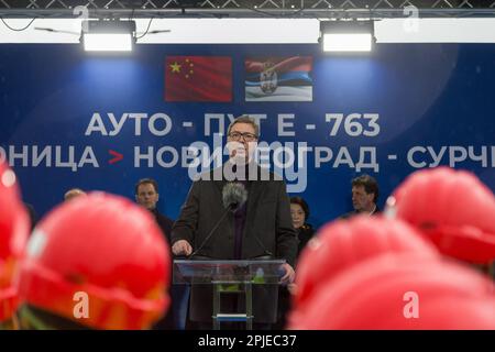 Belgrad, Serbien. 02. April 2023. (230402) -- BELGRAD, 2. April 2023 (Xinhua) -- Serbischer Präsident Aleksandar Vucic (Front) spricht am 1. April 2023 zur Eröffnungszeremonie eines Autobahnabschnitts in Belgrad (Serbien). Ein Autobahnabschnitt, der Neubelgrad mit Surcin von Serbien verbindet, wurde am Samstag für den Verkehr geöffnet. Der Abschnitt, der Teil der Autobahn E-763 ist, ist etwa 8 Kilometer lang und hat drei Spuren in jede Richtung, einen fünf Meter breiten Streifen, zwei Meter breite Fußgängerwege und Fahrradwege. Der Bau des Abschnitts begann im März 2021 und wurde vom China Communications Const durchgeführt Stockfoto