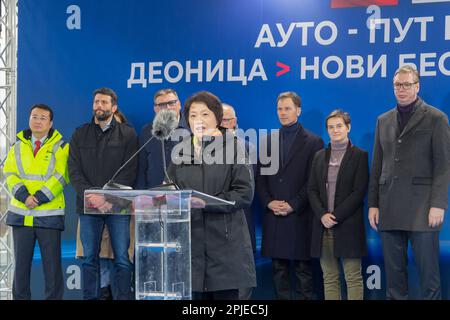 Belgrad, Serbien. 02. April 2023. (230402) -- BELGRAD, 2. April 2023 (Xinhua) -- chinesischer Botschafter in Serbien Chen Bo (Front) spricht zur Eröffnungszeremonie eines Autobahnabschnitts in Belgrad, Serbien, 1. April 2023. Ein Autobahnabschnitt, der Neubelgrad mit Surcin von Serbien verbindet, wurde am Samstag für den Verkehr geöffnet. Der Abschnitt, der Teil der Autobahn E-763 ist, ist etwa 8 Kilometer lang und hat drei Spuren in jede Richtung, einen fünf Meter breiten Streifen, zwei Meter breite Fußgängerwege und Fahrradwege. Der Bau der Sektion begann im März 2021 und wurde von der chinesischen Kommunikationsabteilung (China Communications Con Stockfoto