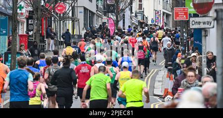 Brighton UK 2. April 2023 - Tausende Läufer nehmen heute am Brighton Marathon durch die Straßen und entlang der Küste der Stadt Teil : Credit Simon Dack / Alamy Live News Stockfoto