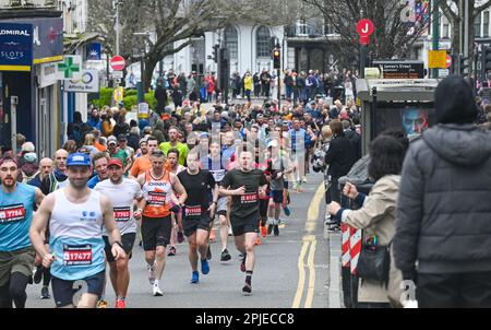 Brighton UK 2. April 2023 - Tausende Läufer nehmen heute am Brighton Marathon durch die Straßen und entlang der Küste der Stadt Teil : Credit Simon Dack / Alamy Live News Stockfoto