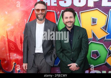 Los Angeles, Usa. 01. April 2023. LOS ANGELES, KALIFORNIEN, USA - 01. APRIL: Seth Rogen und Charlie Day treffen beim Los Angeles Special Screening of Universal Pictures, Nintendo and Illumination Entertainment's „The Super Mario Bros Movie“ im Regal Cinemas LA Live & 4DX Movie am 1. April 2023 in Los Angeles, Kalifornien, USA. (Foto: Xavier Collin/Image Press Agency) Kredit: Image Press Agency/Alamy Live News Stockfoto