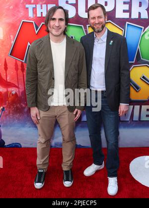 Los Angeles, Usa. 01. April 2023. LOS ANGELES, KALIFORNIEN, USA - APRIL 01: Michael Jelenic und Aaron Horvath treffen beim Los Angeles Special Screening of Universal Pictures, Nintendo and Illumination Entertainment's „The Super Mario Bros Movie“ im Regal Cinemas LA Live & 4DX Movie am 1. April 2023 in Los Angeles, Kalifornien, USA. (Foto: Xavier Collin/Image Press Agency) Kredit: Image Press Agency/Alamy Live News Stockfoto