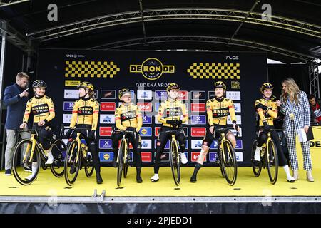 Oudenaarde, Belgien. 02. April 2023. Jumbo-Visma-Fahrer zu Beginn des Frauenrennen der „Ronde van Vlaanderen/Tour des Flandres/Tour of Flanders“, eintägiges Radrennen 158km mit Start und Ende in Oudenaarde, Sonntag, 02. April 2023. BELGA FOTO TOM GOYVAERTS Kredit: Belga News Agency/Alamy Live News Stockfoto