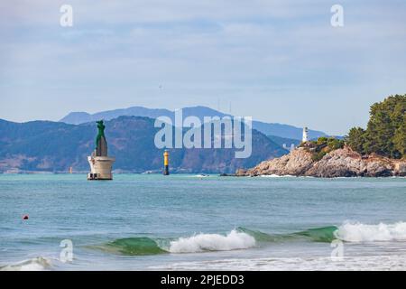 Haeundae Strandlandschaft mit der Dongbaek Island Küstenpromenade. Dongbaek Park in Busan, Südkorea Stockfoto