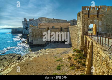 Werfen Sie einen Blick auf die Militärfestung Castello Maniace aus dem 13. Jahrhundert mit Blick auf das Meer auf der Insel Ortigia. Syrakus, Sizilien, Italien Stockfoto