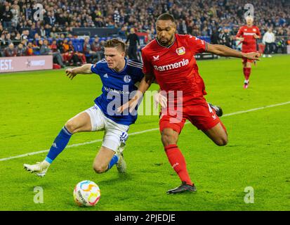 Sport, Fußball, Bundesliga, 2022/2023, FC Schalke 04 vs. Bayer 04 Leverkusen 0-3, Veltins Arena Gelsenkirchen, Spielszene, Marius Buelter (S04) Left und Jonathan Tah (Bayer), DFL-VORSCHRIFTEN VERBIETEN DIE VERWENDUNG VON FOTOGRAFIEN ALS BILDSEQUENZEN UND/ODER QUASI-VIDEO Stockfoto