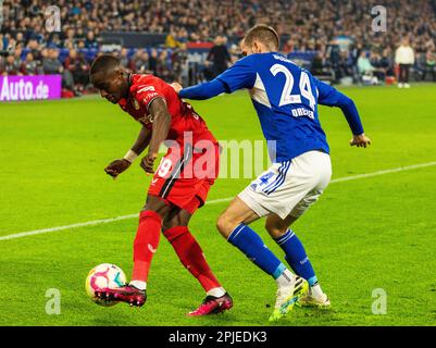 Sport, Fußball, Bundesliga, 2022/2023, FC Schalke 04 vs. Bayer 04 Leverkusen 0-3, Veltins Arena Gelsenkirchen, Spielszene, Moussa Diaby (Bayer) Left und Dominick Drexler (S04), die DFL-VORSCHRIFTEN VERBIETEN DIE VERWENDUNG VON FOTOS ALS BILDSEQUENZEN UND/ODER QUASI-VIDEO Stockfoto