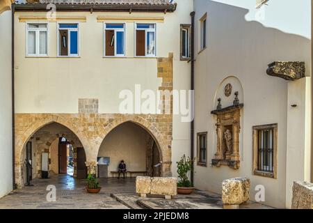 Werfen Sie einen Blick auf die Innenhöfe des Palazzo Bellomo, heute die regionale Galerie des Palazzo Bellomo, in Ortigia im historischen Zentrum von Syrakus. Stockfoto