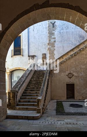 Werfen Sie einen Blick auf die Innenhöfe des Palazzo Bellomo, heute die regionale Galerie des Palazzo Bellomo, in Ortigia im historischen Zentrum von Syrakus. Stockfoto