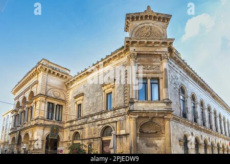 Die Architektur des Stadttheaters Syracuse besteht aus verschiedenen Architekturstilen von der Neorenaissance bis zum Neoklassizismus. Sizilien Stockfoto