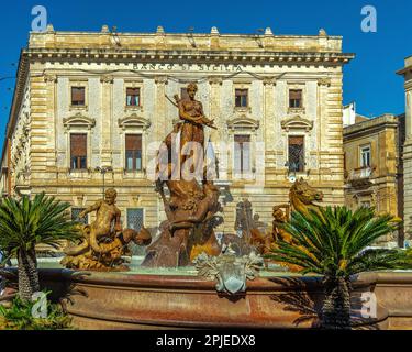 Monumentaler Jugendstilbrunnen gewidmet der Göttin der Jagd auf Diana auf der Piazza Archimede in Syrakus. Syrakus, Sizilien, Italien, Europa Stockfoto